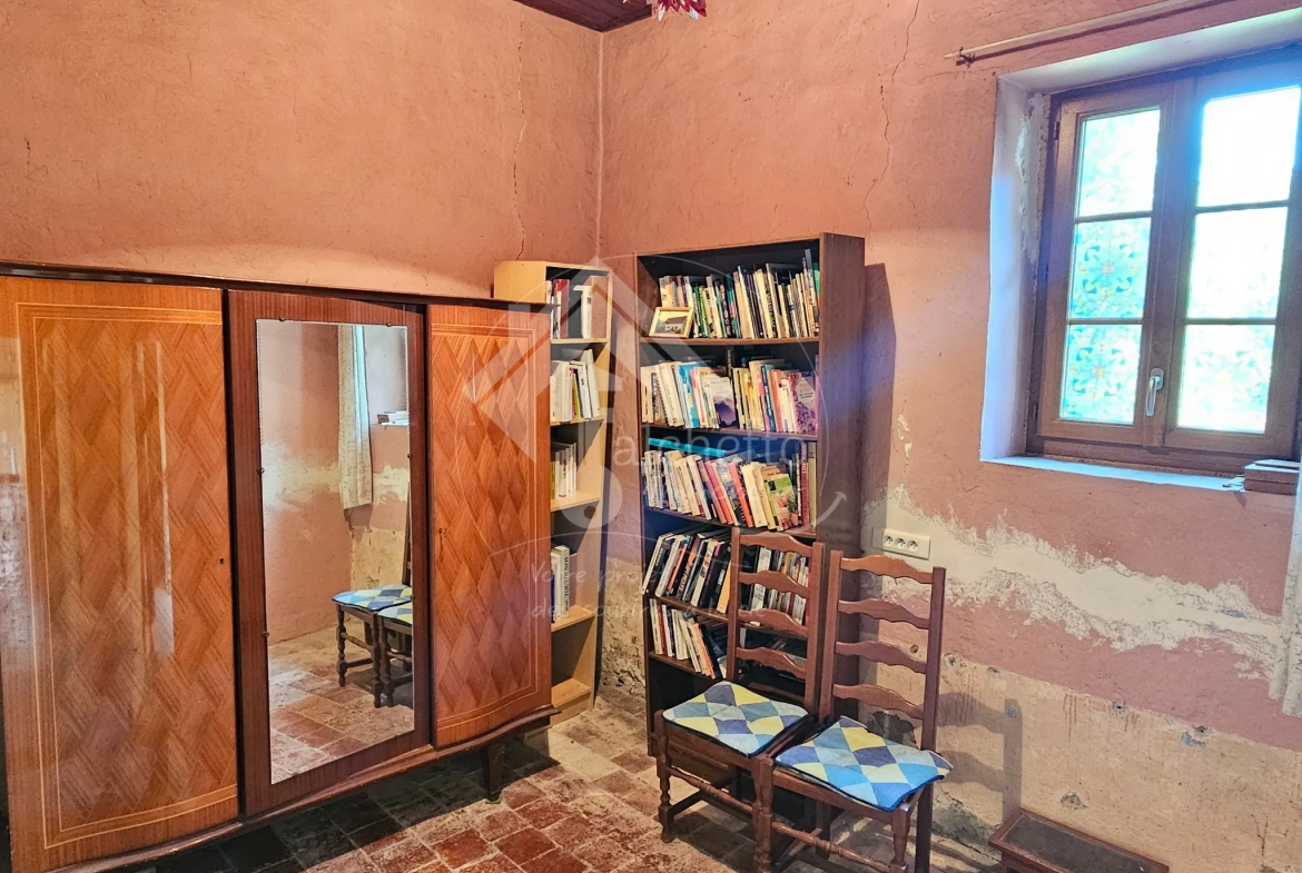 Maison de plain-pied à Chavroches à rénover avec terrain et garage 