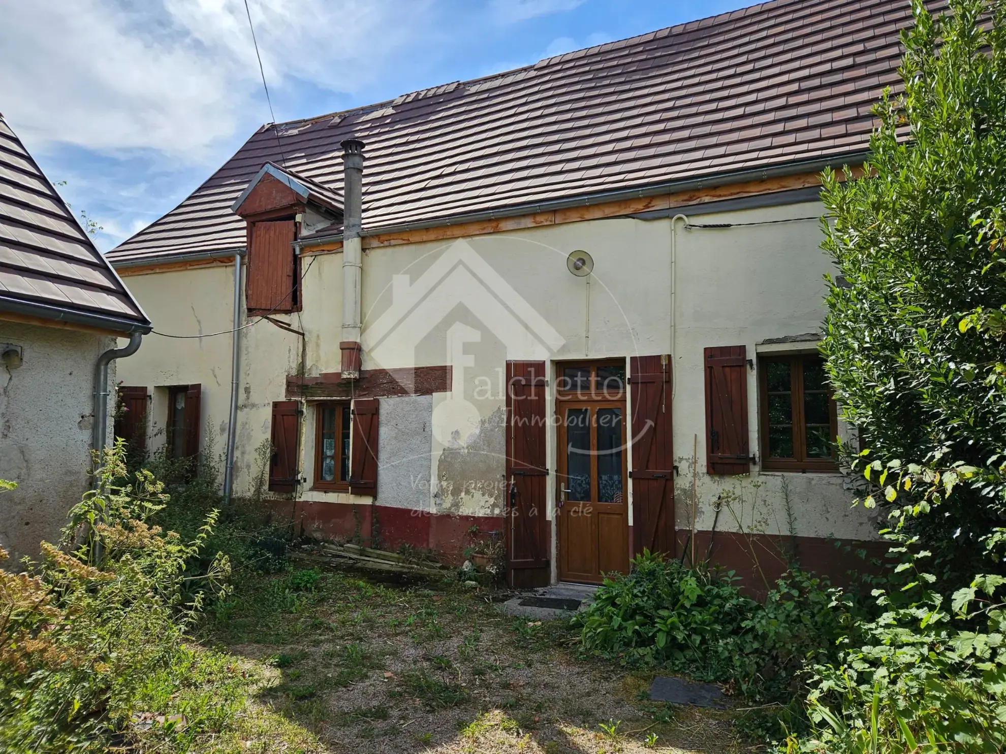 Maison de plain-pied à Chavroches à rénover avec terrain et garage 