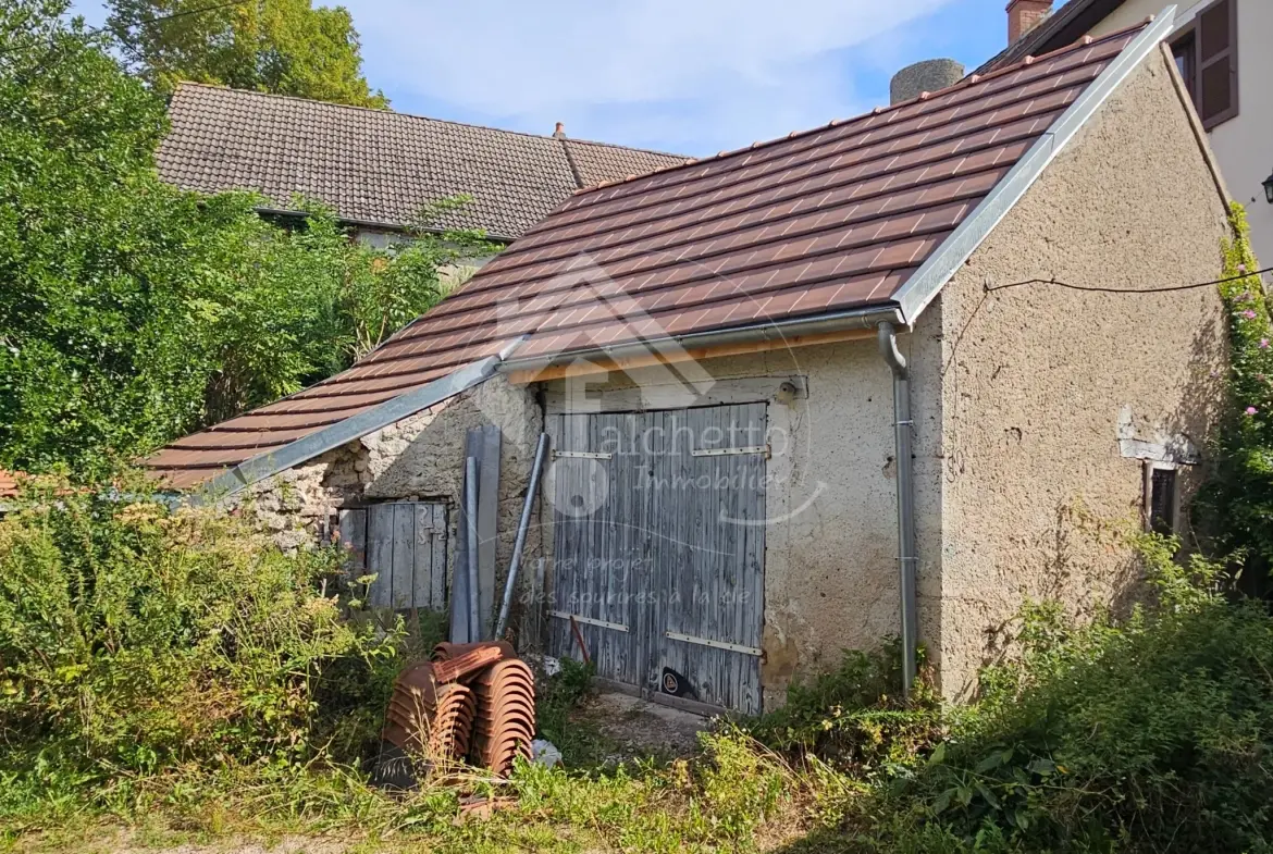Maison de plain-pied à Chavroches à rénover avec terrain et garage 