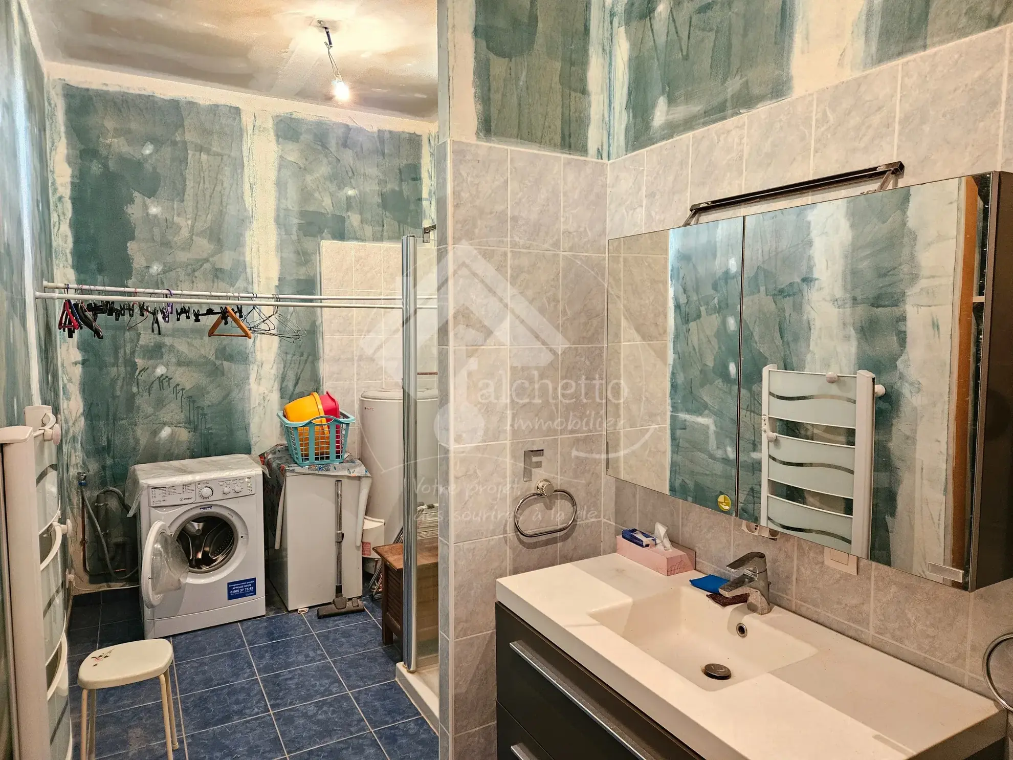 Maison de plain-pied à Chavroches à rénover avec terrain et garage 