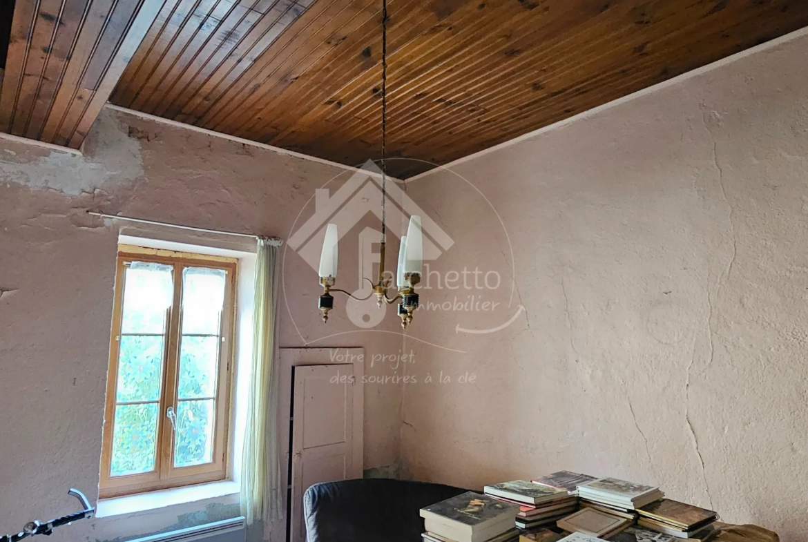Maison de plain-pied à Chavroches à rénover avec terrain et garage 