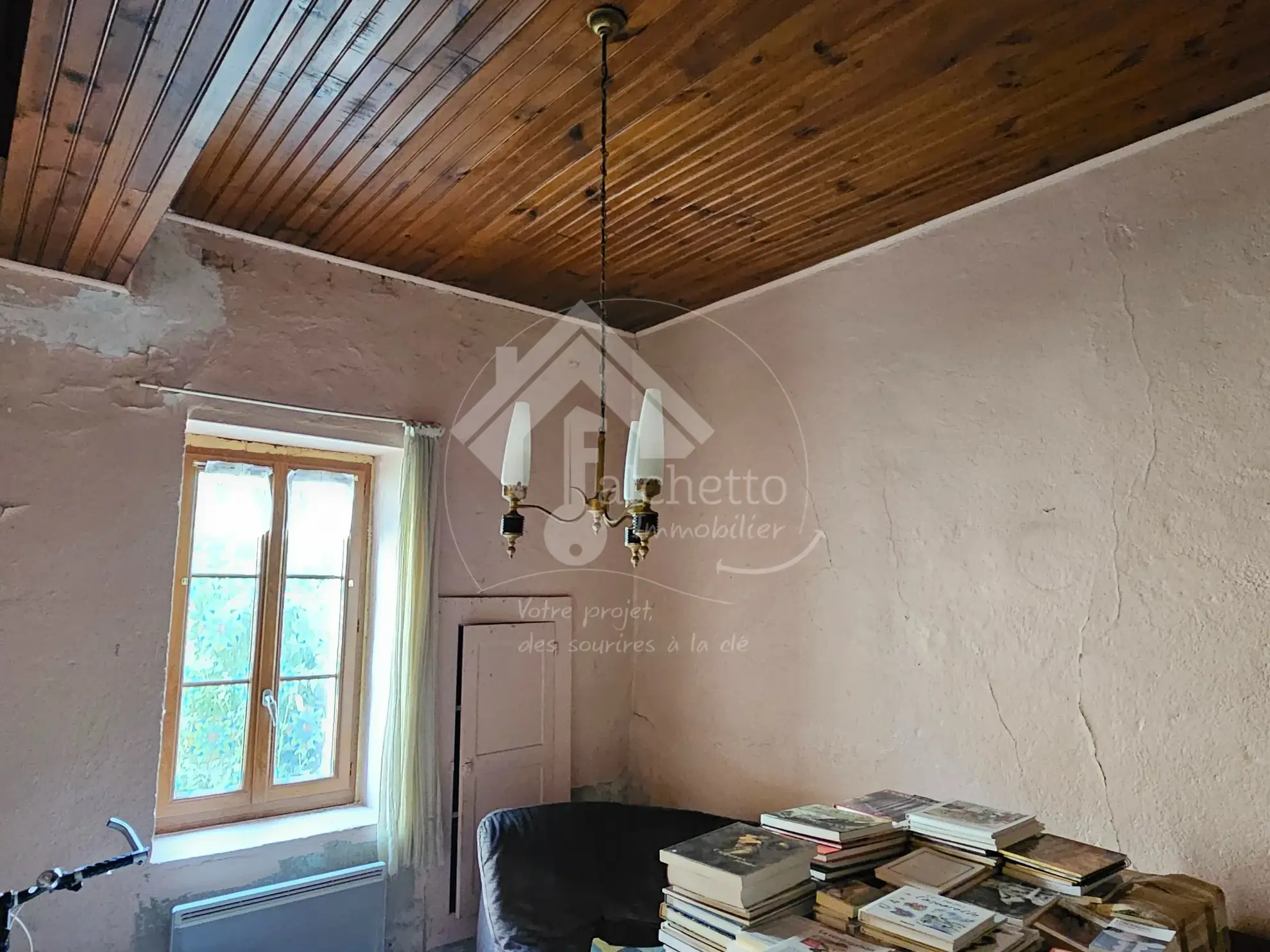 Maison de plain-pied à Chavroches à rénover avec terrain et garage 