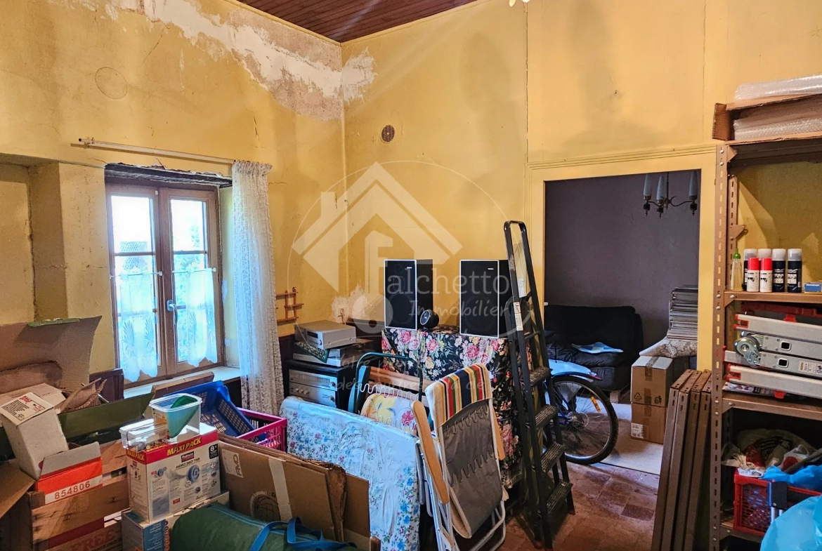 Maison de plain-pied à Chavroches à rénover avec terrain et garage 