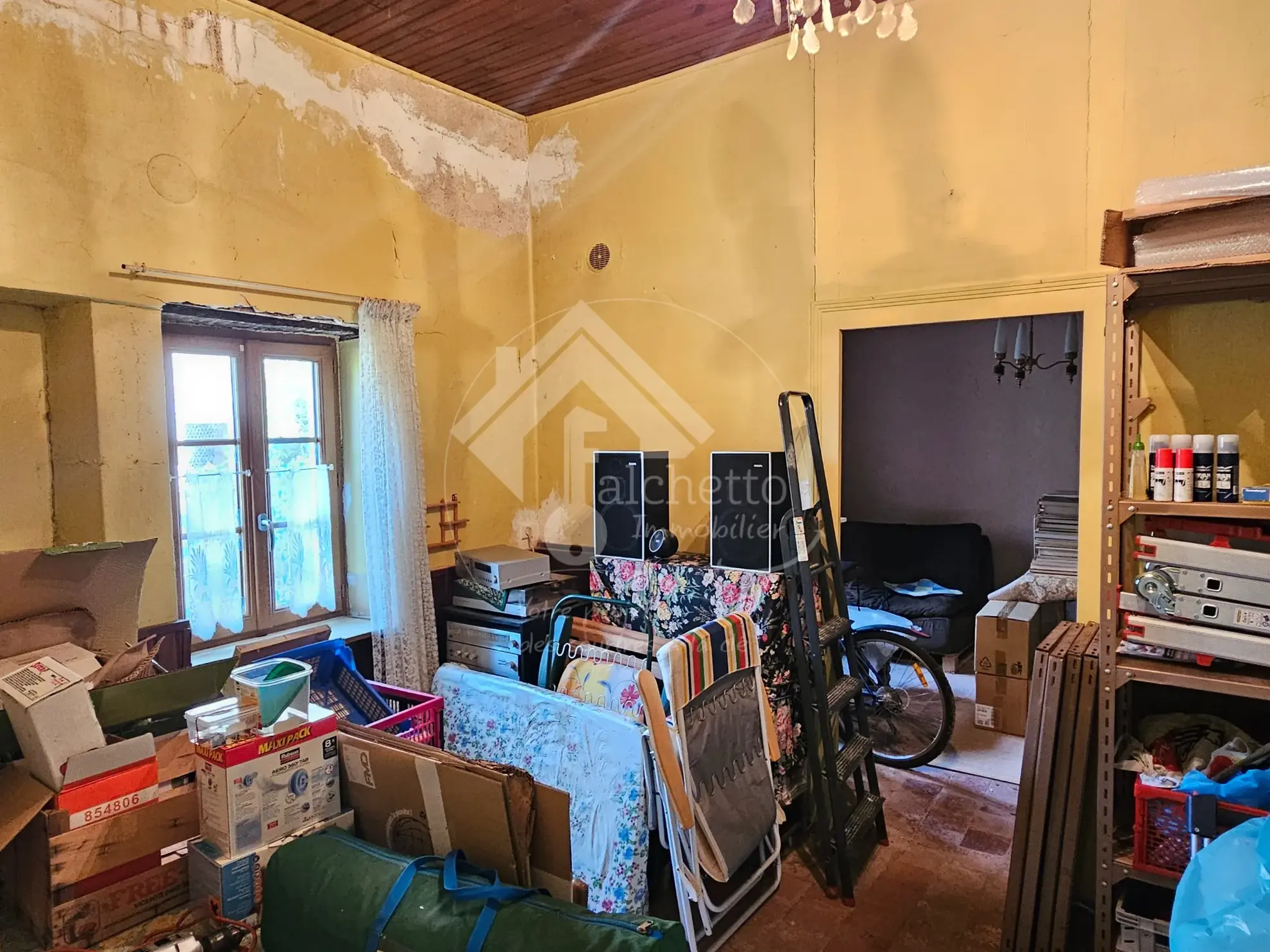 Maison de plain-pied à Chavroches à rénover avec terrain et garage 