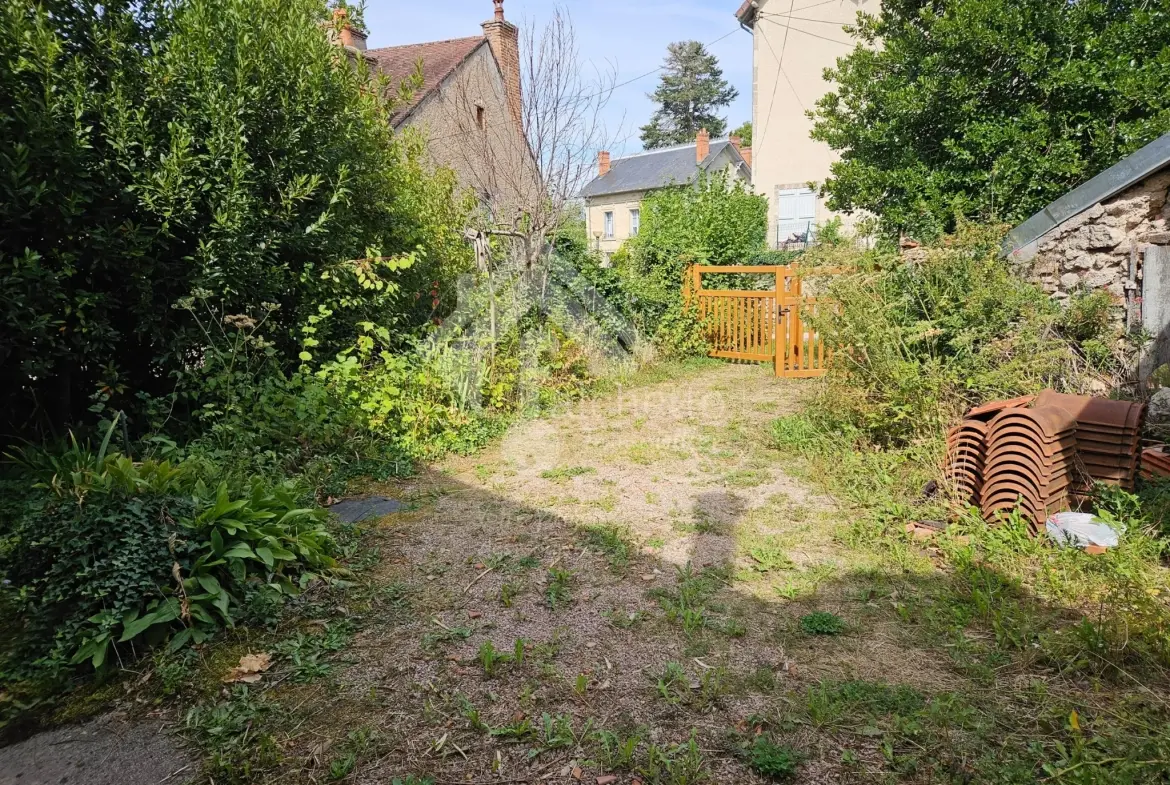Maison de plain-pied à Chavroches à rénover avec terrain et garage 