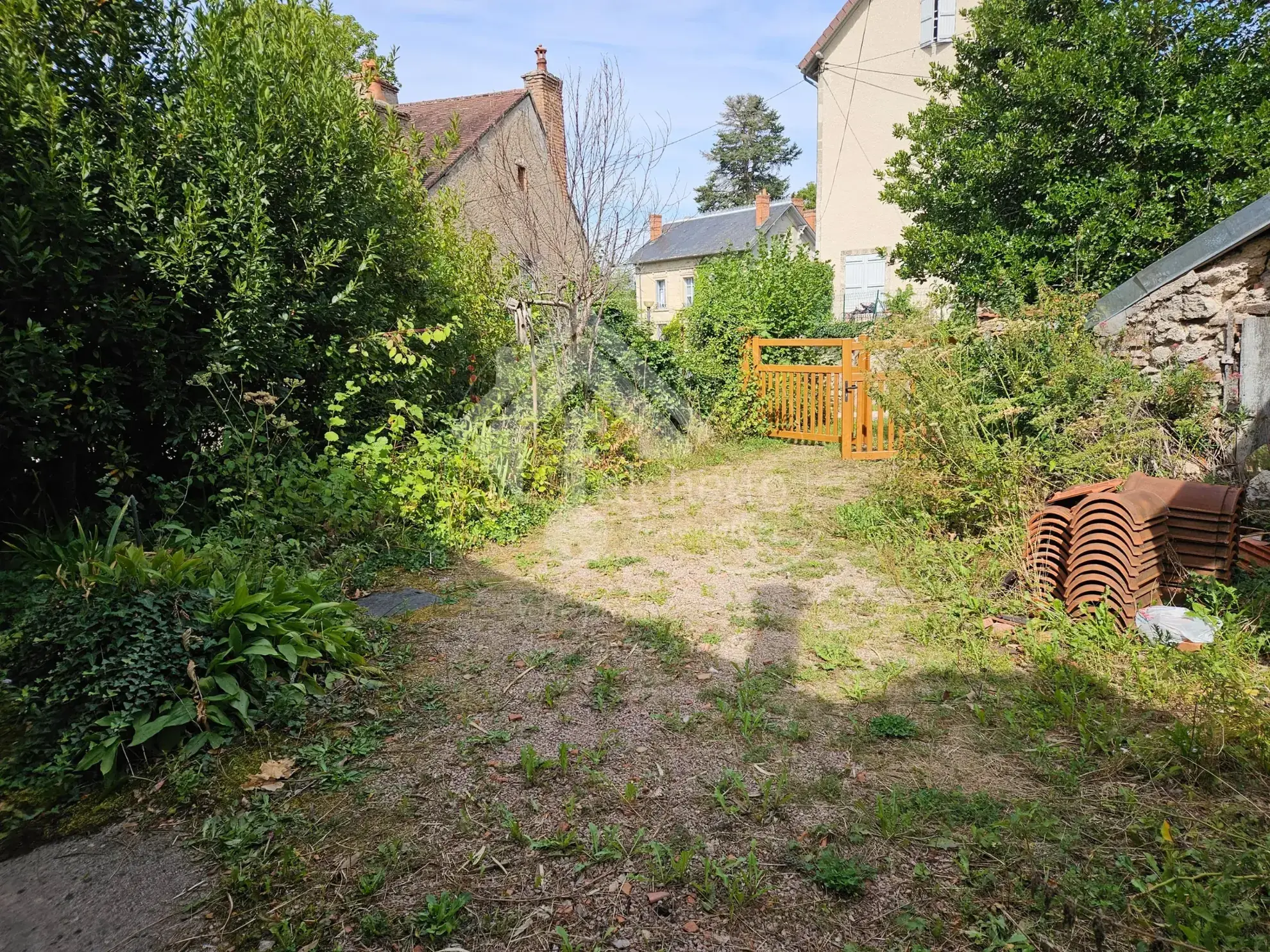Maison de plain-pied à Chavroches à rénover avec terrain et garage 