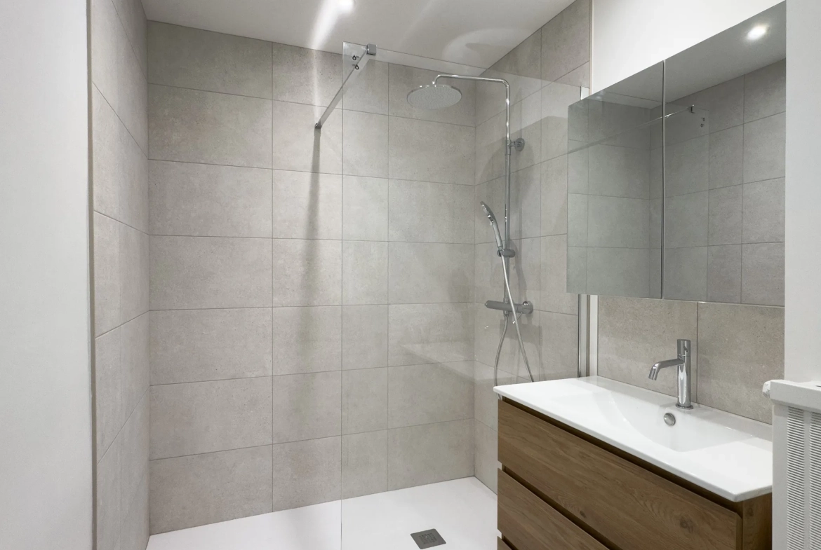 Appartement rénové de 61 m² avec balcon, garage et cave à Valence 