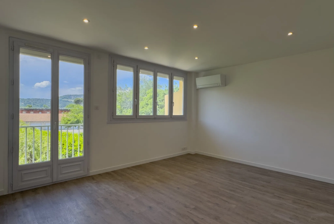Appartement rénové de 61 m² avec balcon, garage et cave à Valence 