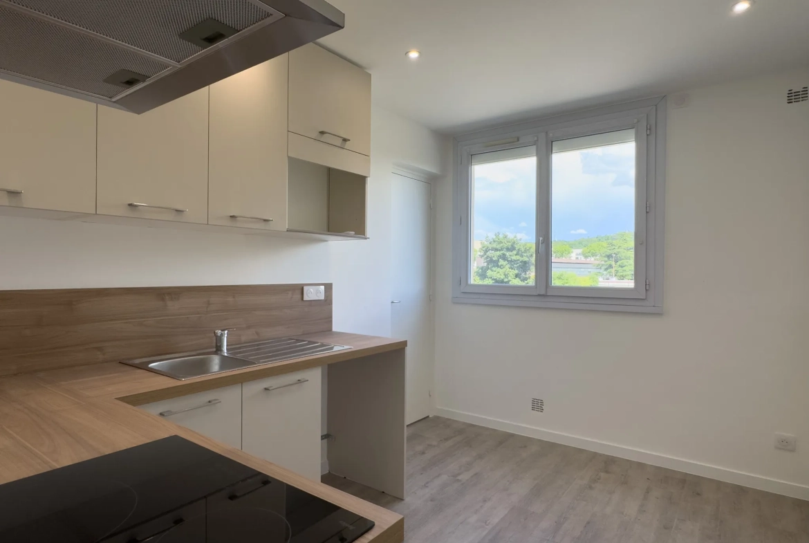 Appartement rénové de 61 m² avec balcon, garage et cave à Valence 