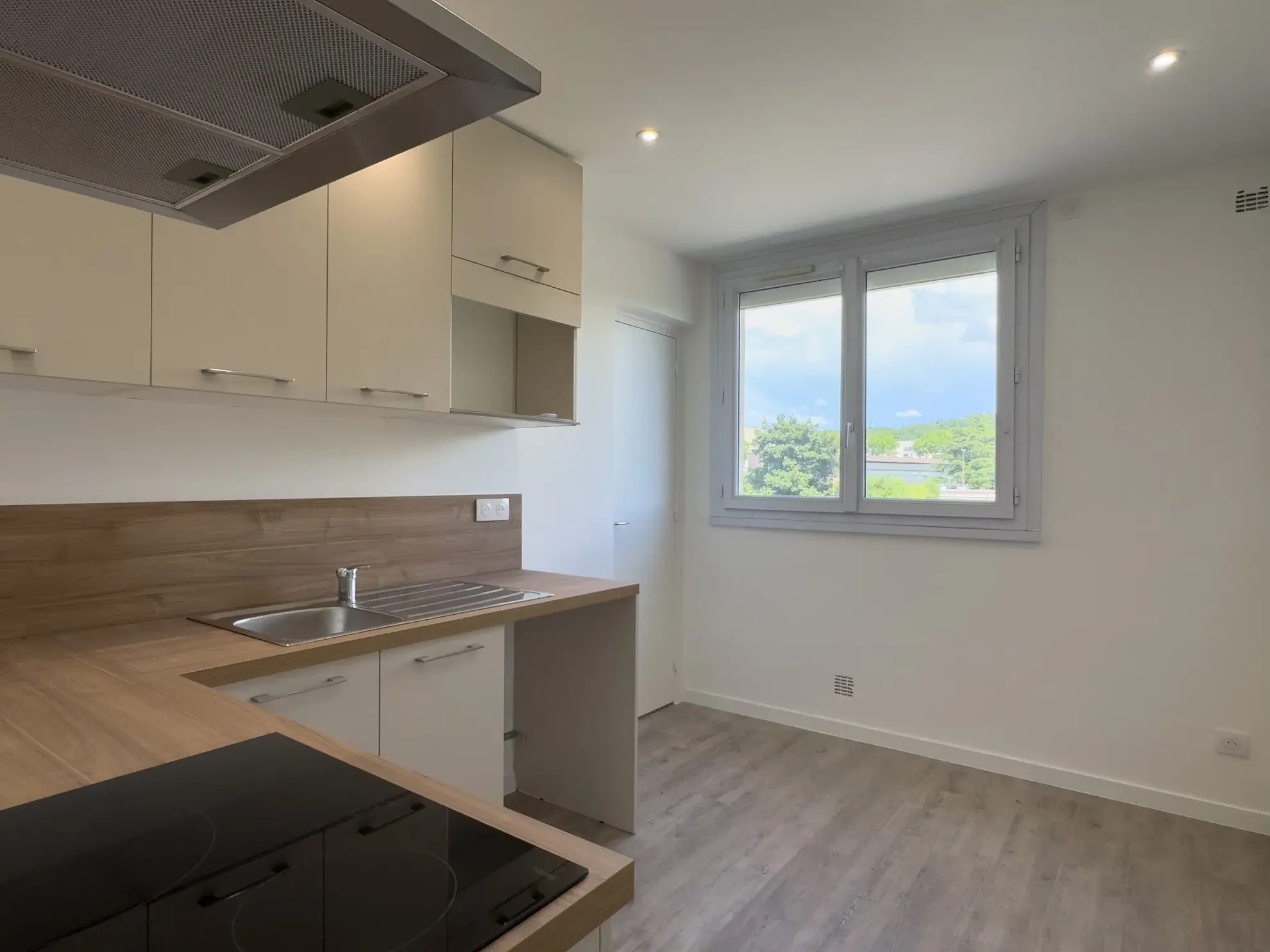 Appartement rénové de 61 m² avec balcon, garage et cave à Valence 