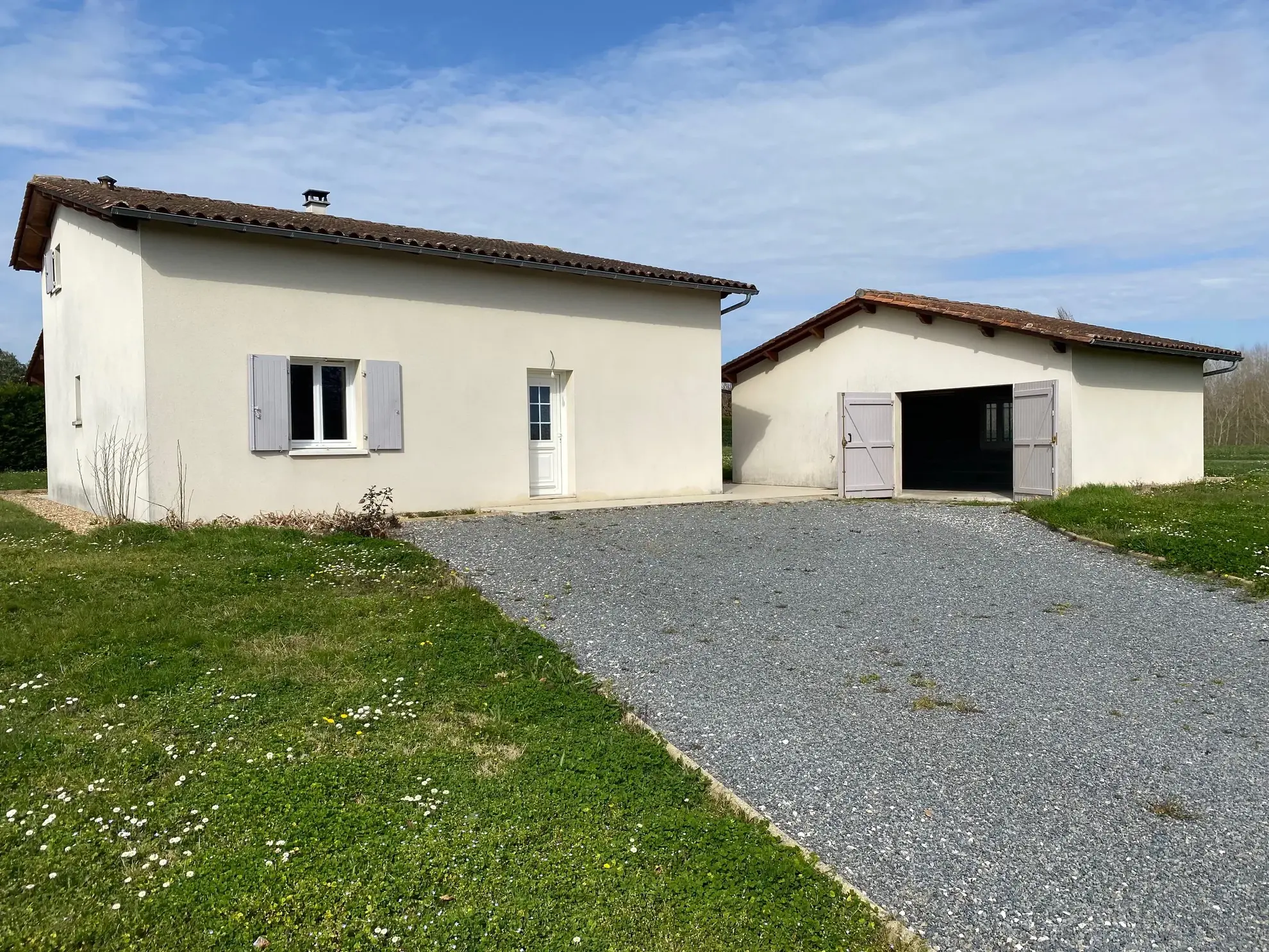 Maison contemporaine avec 4 chambres à vendre à Aubeterre sur Dronne 