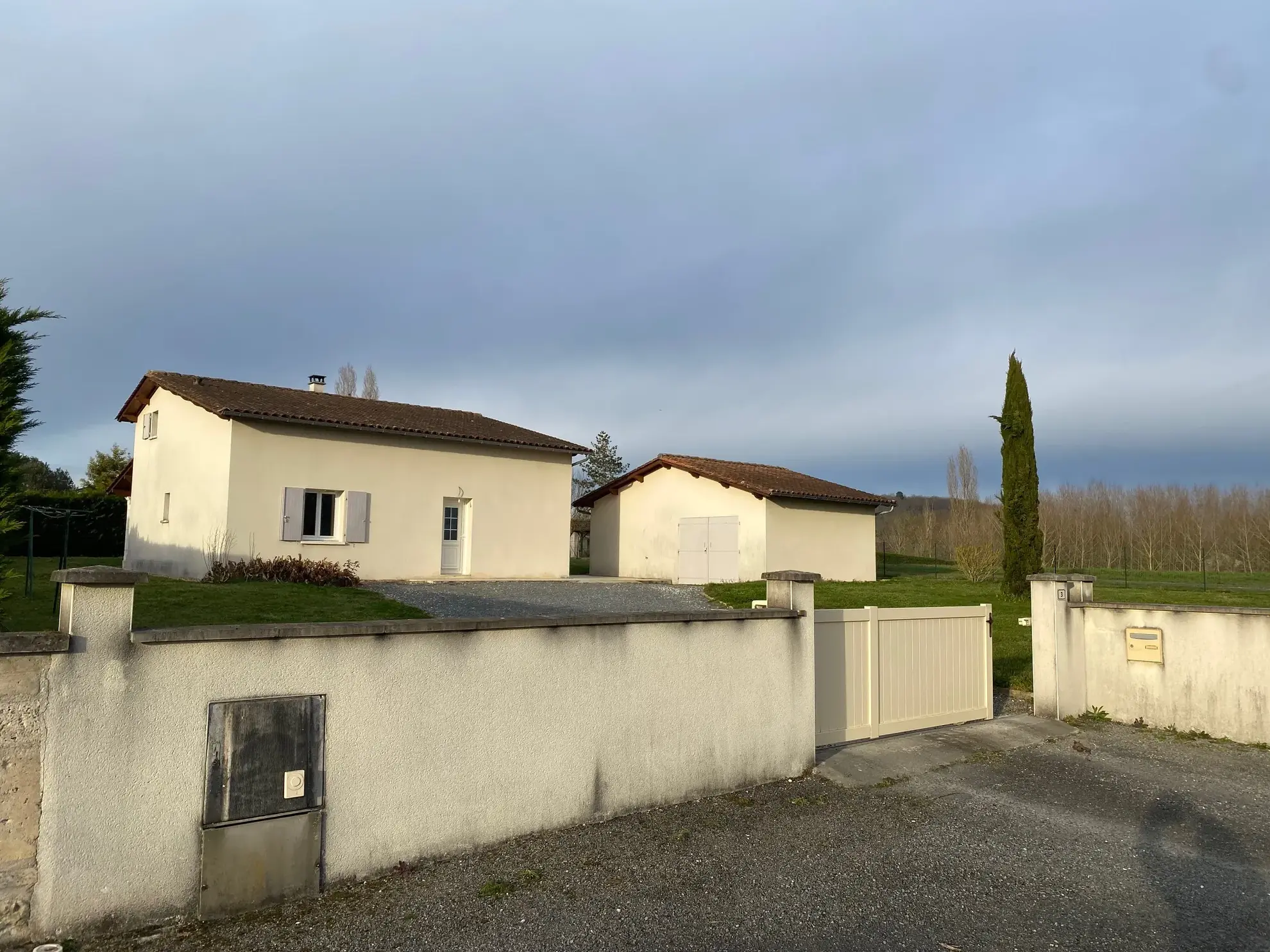 Maison contemporaine avec 4 chambres à vendre à Aubeterre sur Dronne 