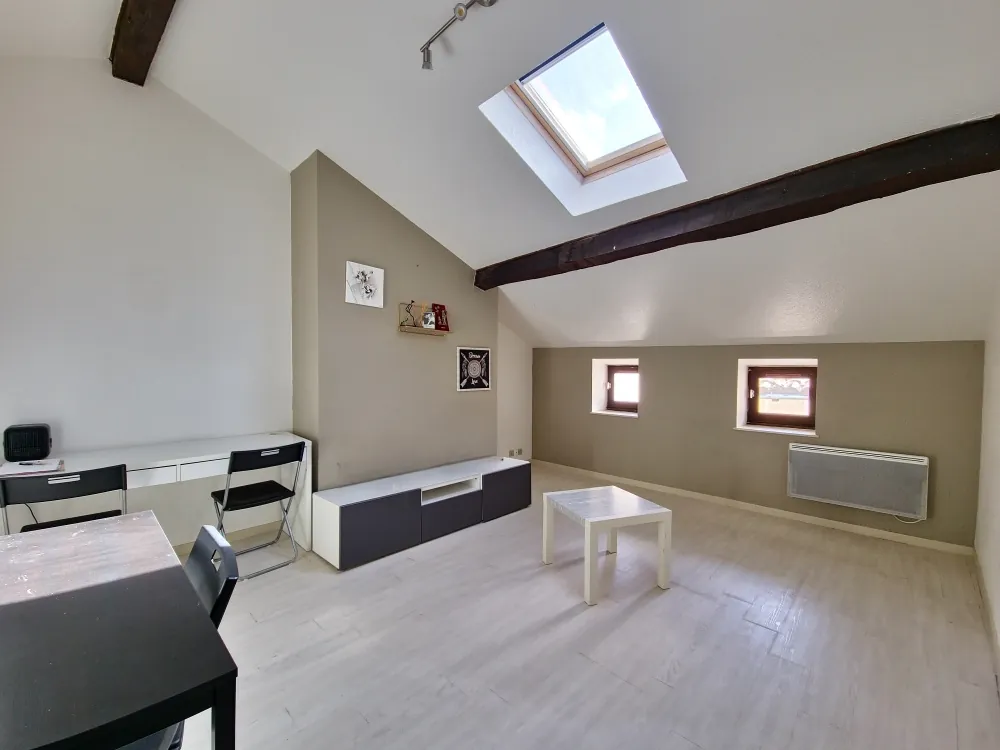 Appartement 3 pièces à vendre à Aurillac au dernier étage, proche des commerces 