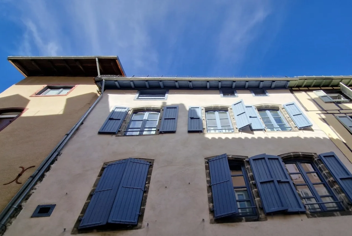 Appartement 3 pièces à vendre à Aurillac au dernier étage, proche des commerces 