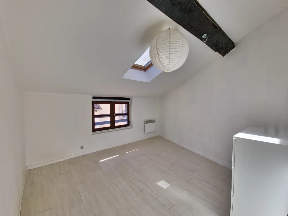 Appartement 3 pièces à vendre à Aurillac au dernier étage, proche des commerces 