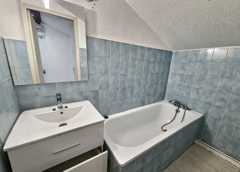 Appartement 3 pièces à vendre à Aurillac au dernier étage, proche des commerces 