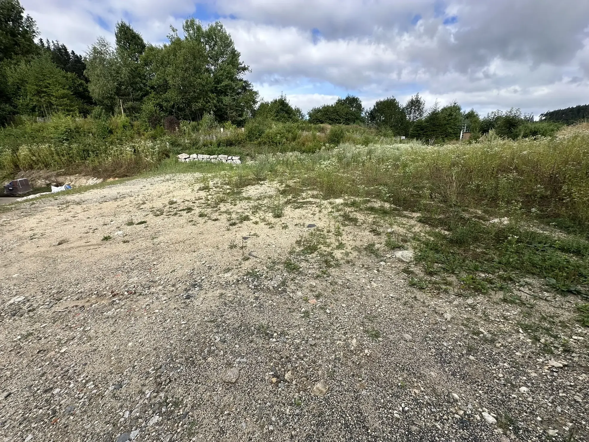 Terrain constructible de 695 m² à La Séauve-sur-Semène, viabilisé, exposition sud 