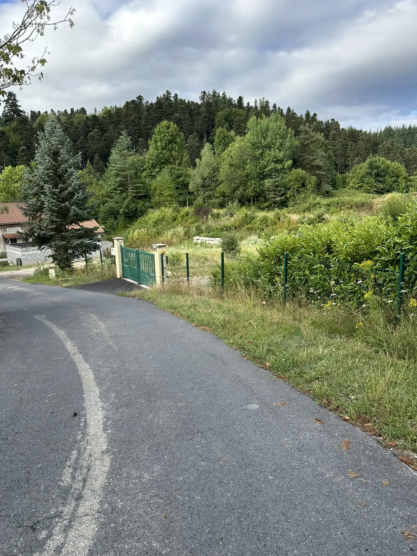 Terrain constructible de 695 m² à La Séauve-sur-Semène, viabilisé, exposition sud 