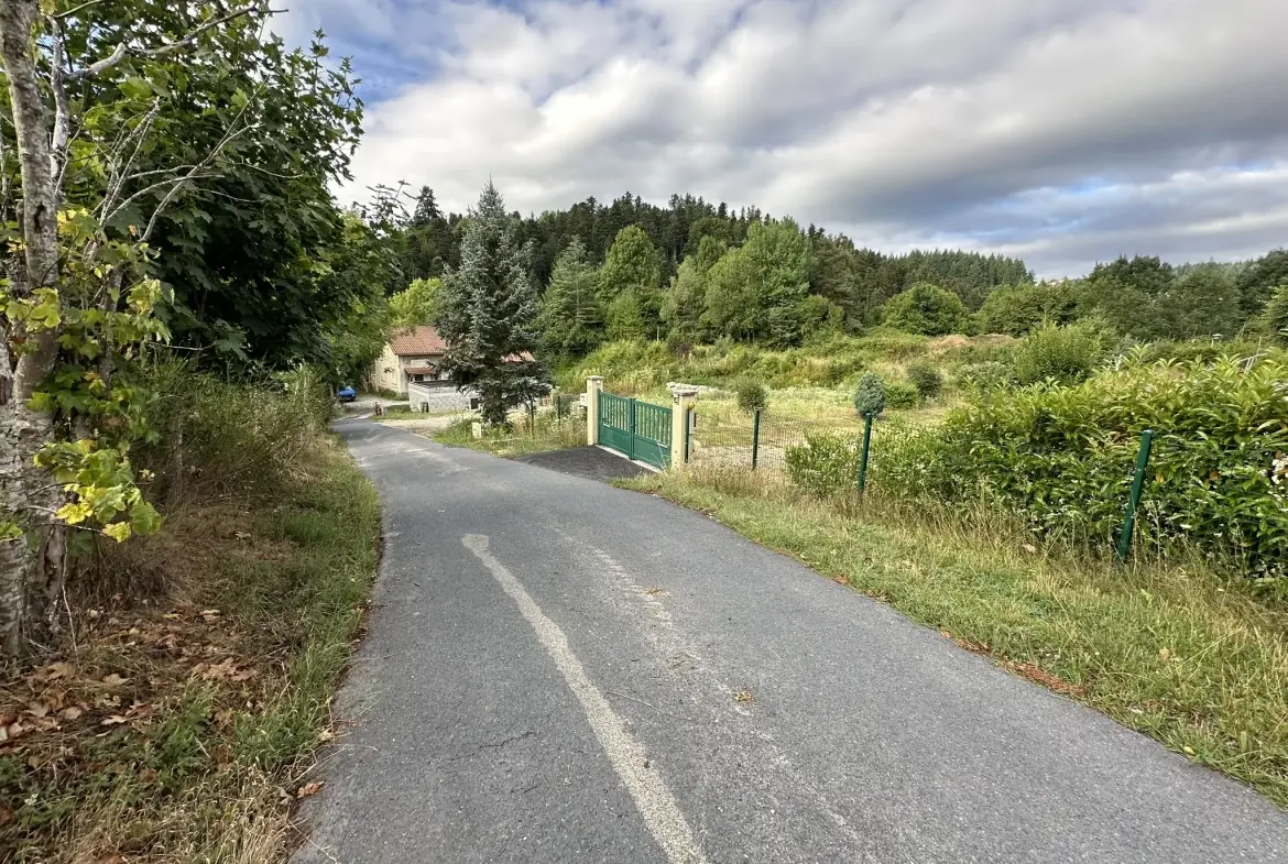 Terrain constructible de 695 m² à La Séauve-sur-Semène, viabilisé, exposition sud 