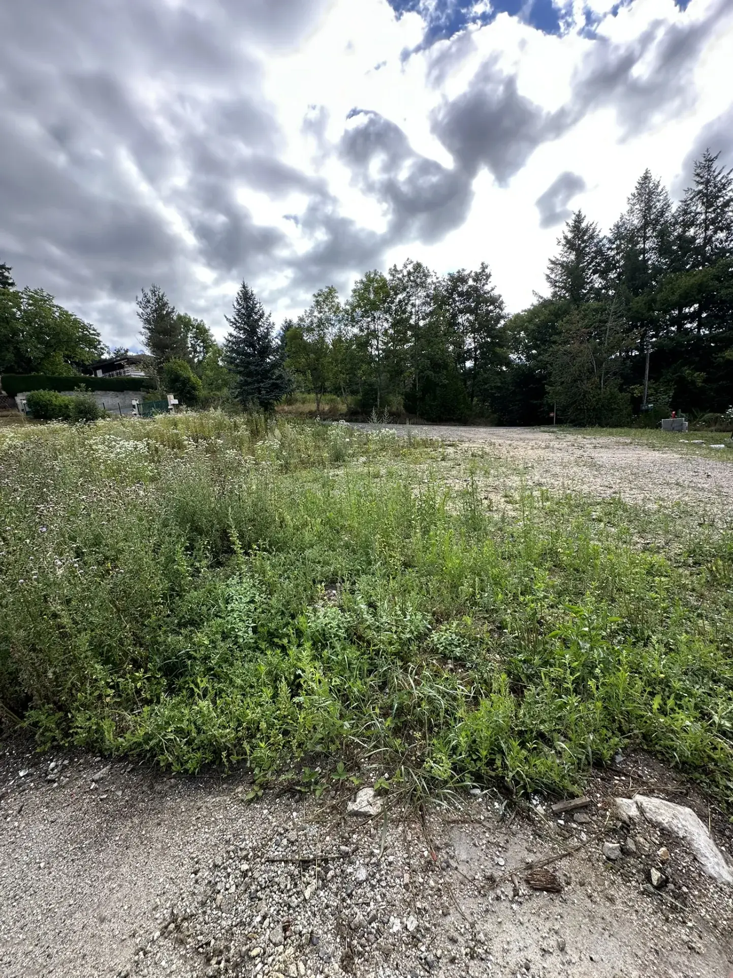 Terrain constructible de 695 m² à La Séauve-sur-Semène, viabilisé, exposition sud 