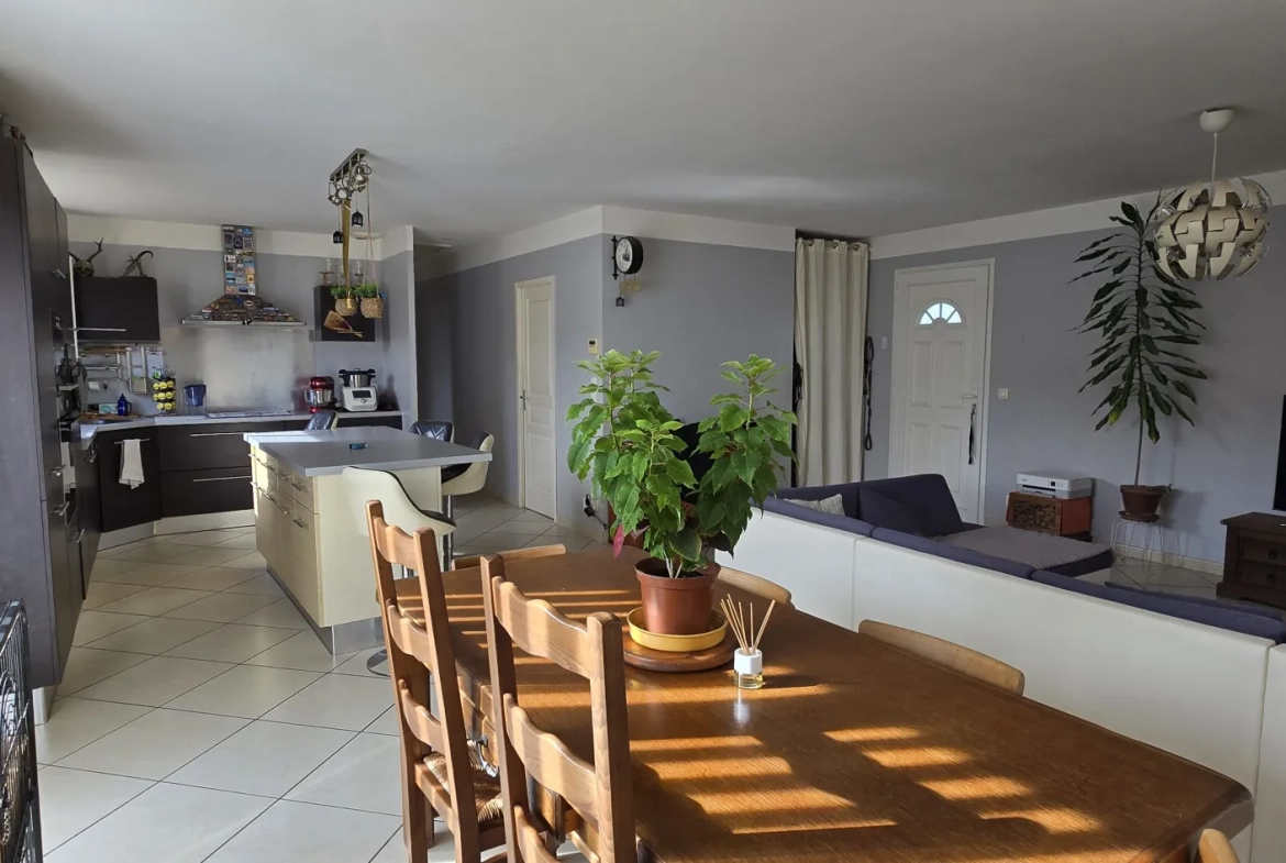 Villa 4 faces lumineuse à Opoul, 99 m² sur terrain arboré 