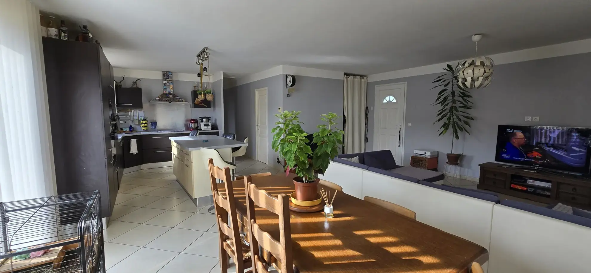 Villa 4 faces lumineuse à Opoul, 99 m² sur terrain arboré 