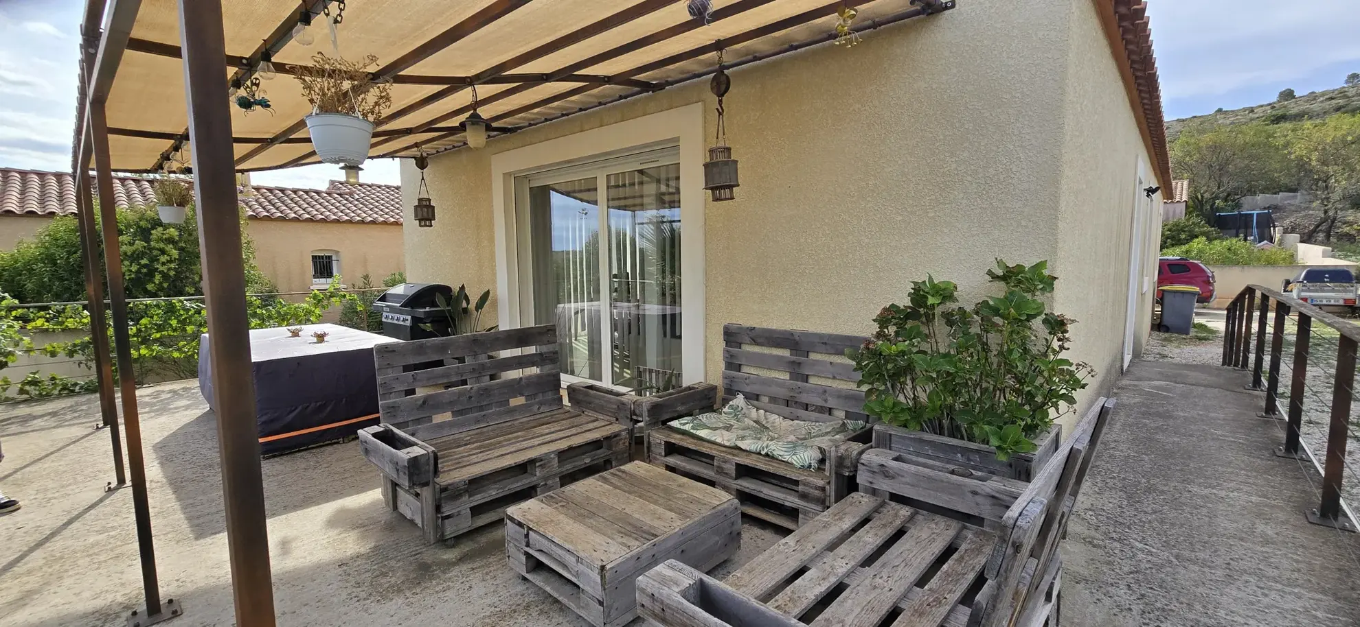 Villa 4 faces lumineuse à Opoul, 99 m² sur terrain arboré 