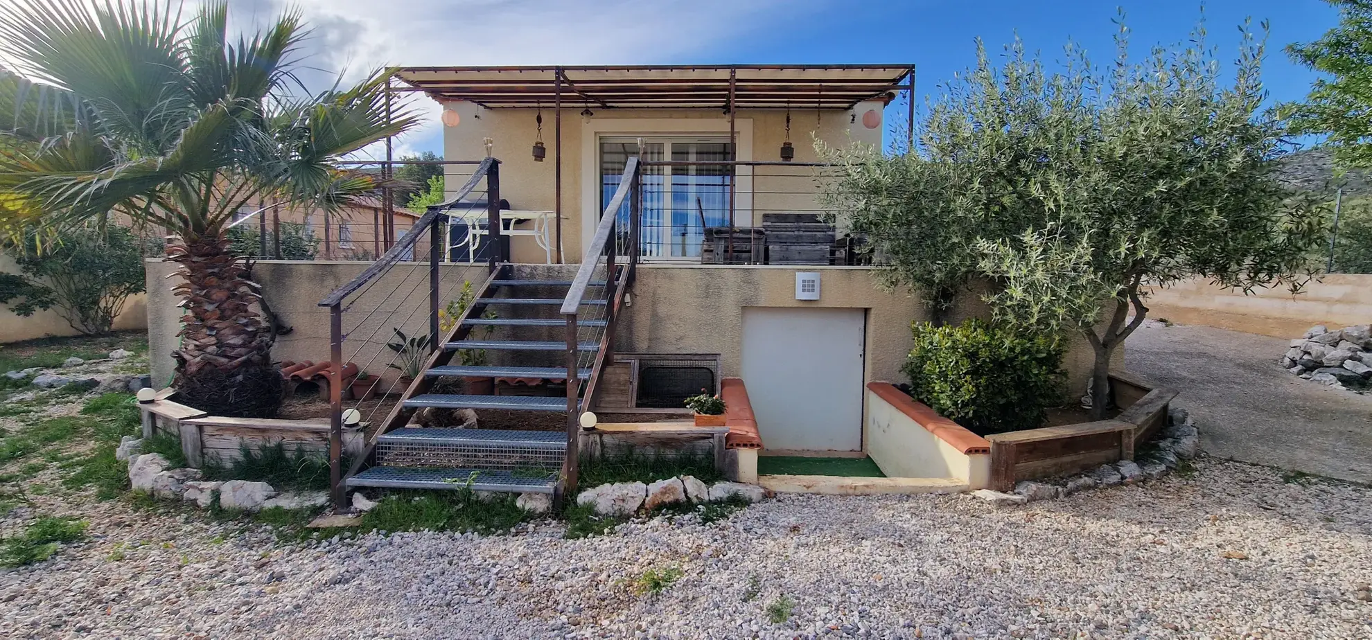 Villa 4 faces lumineuse à Opoul, 99 m² sur terrain arboré 