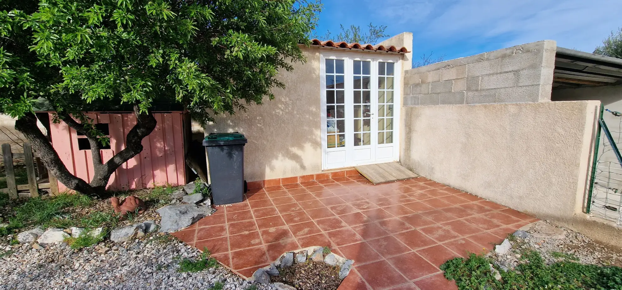 Villa 4 faces lumineuse à Opoul, 99 m² sur terrain arboré 