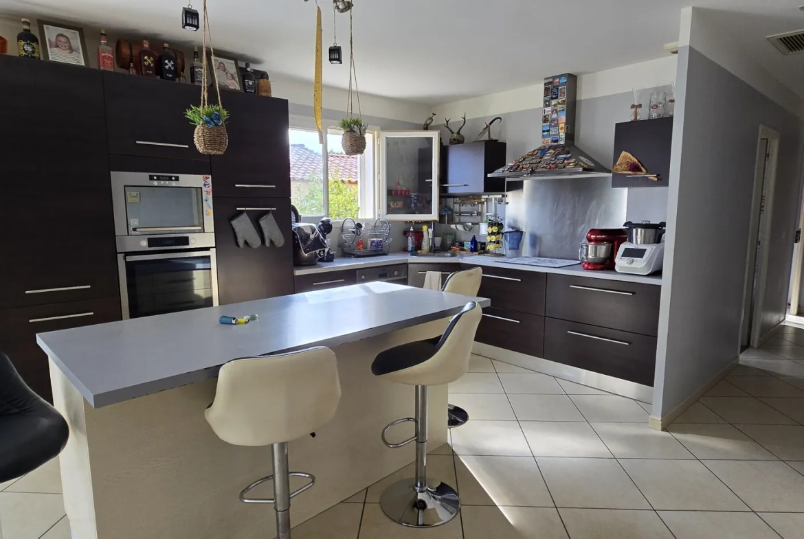 Villa 4 faces lumineuse à Opoul, 99 m² sur terrain arboré 