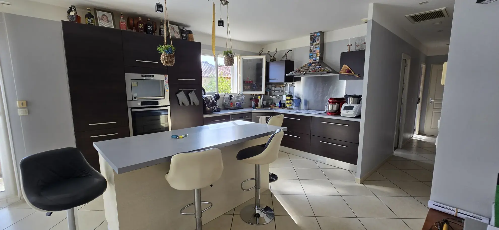 Villa 4 faces lumineuse à Opoul, 99 m² sur terrain arboré 