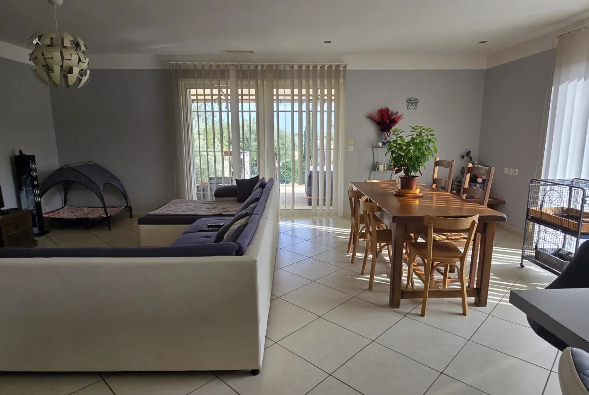 Villa 4 faces lumineuse à Opoul, 99 m² sur terrain arboré 