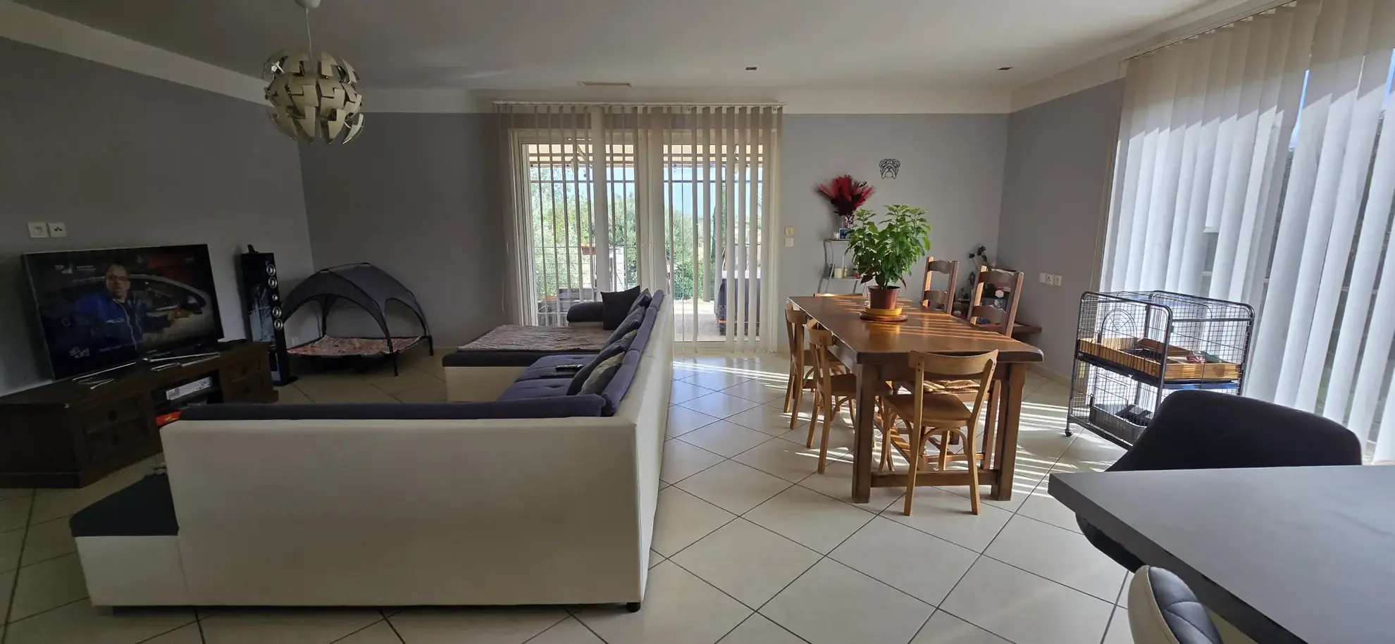 Villa 4 faces lumineuse à Opoul, 99 m² sur terrain arboré 