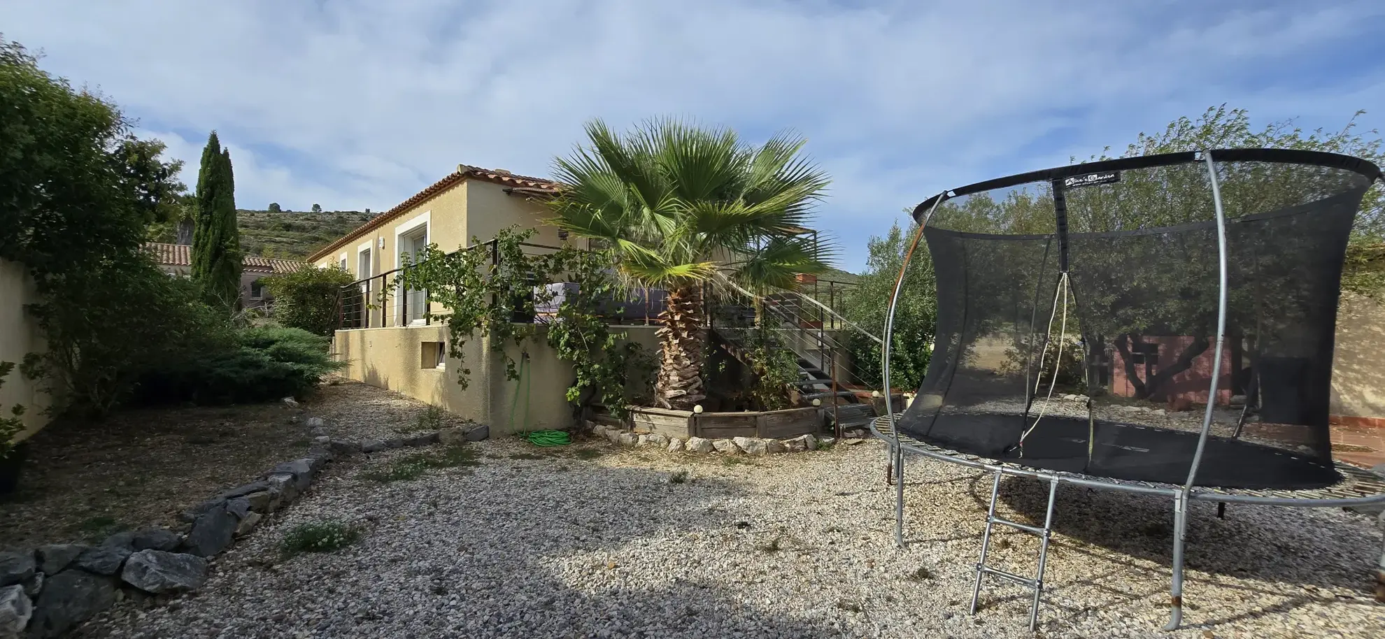 Villa 4 faces lumineuse à Opoul, 99 m² sur terrain arboré 
