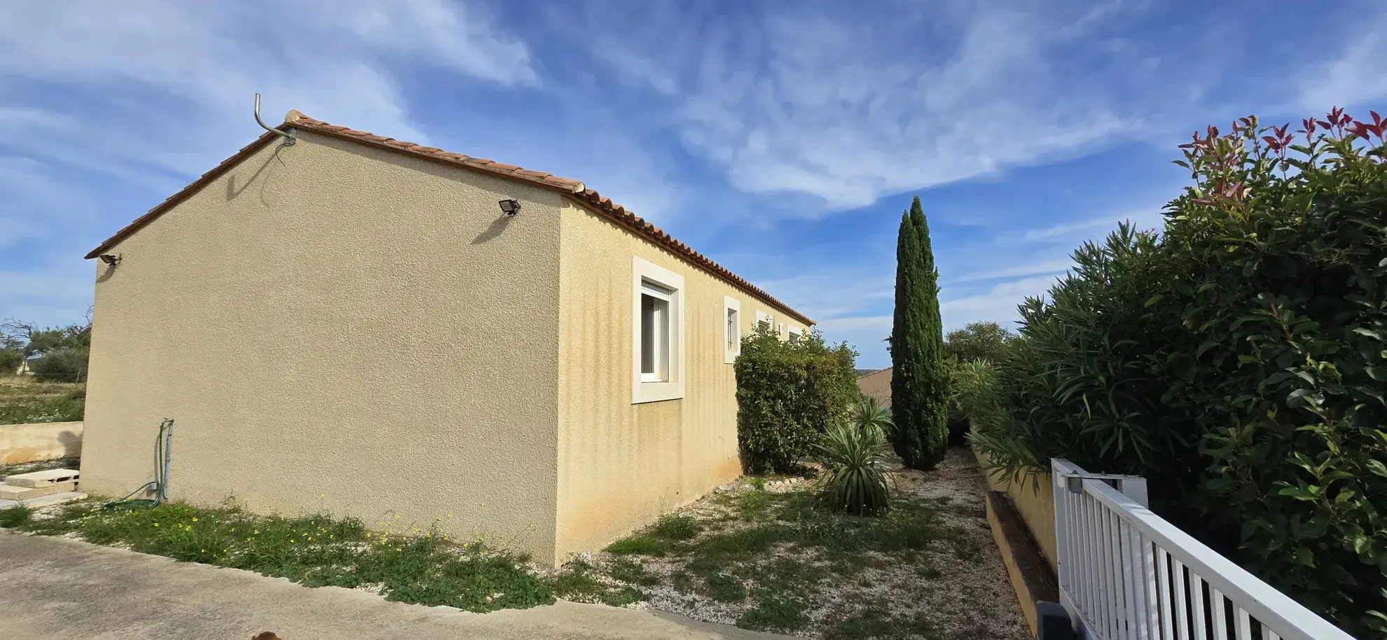 Villa 4 faces lumineuse à Opoul, 99 m² sur terrain arboré 