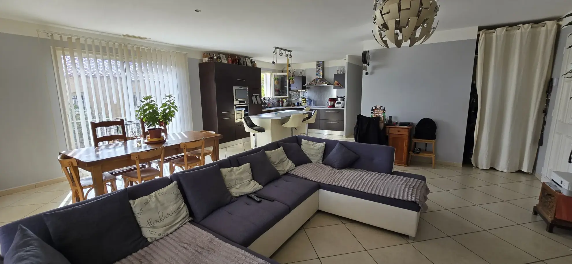 Villa 4 faces lumineuse à Opoul, 99 m² sur terrain arboré 