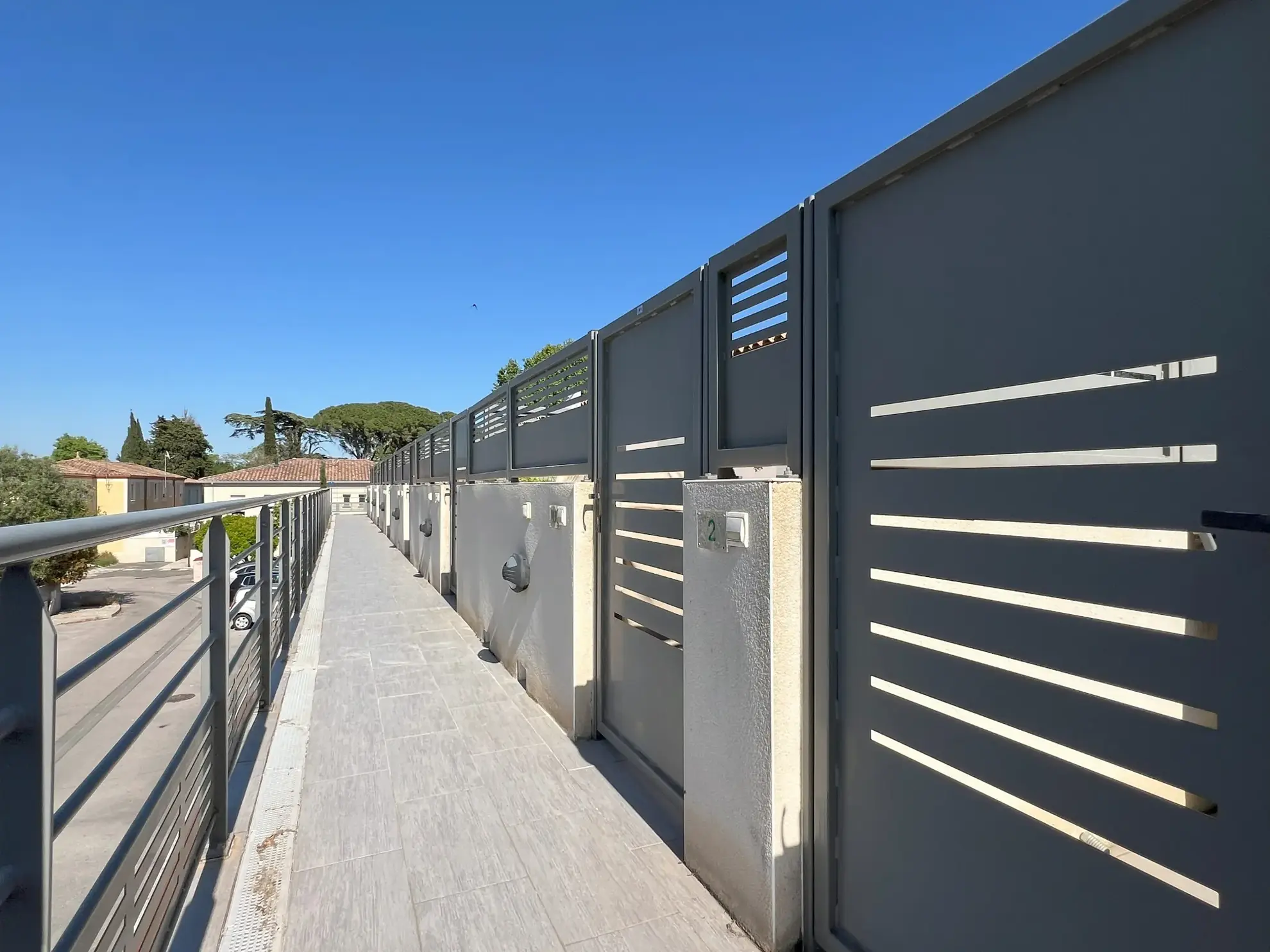 Appartement T3 duplex avec terrasse et stationnements au Cres 