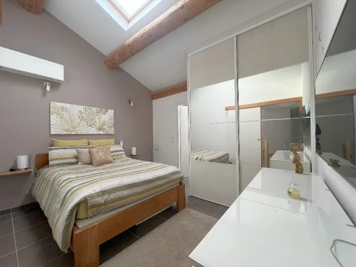 Appartement T3 duplex avec terrasse et stationnements au Cres 
