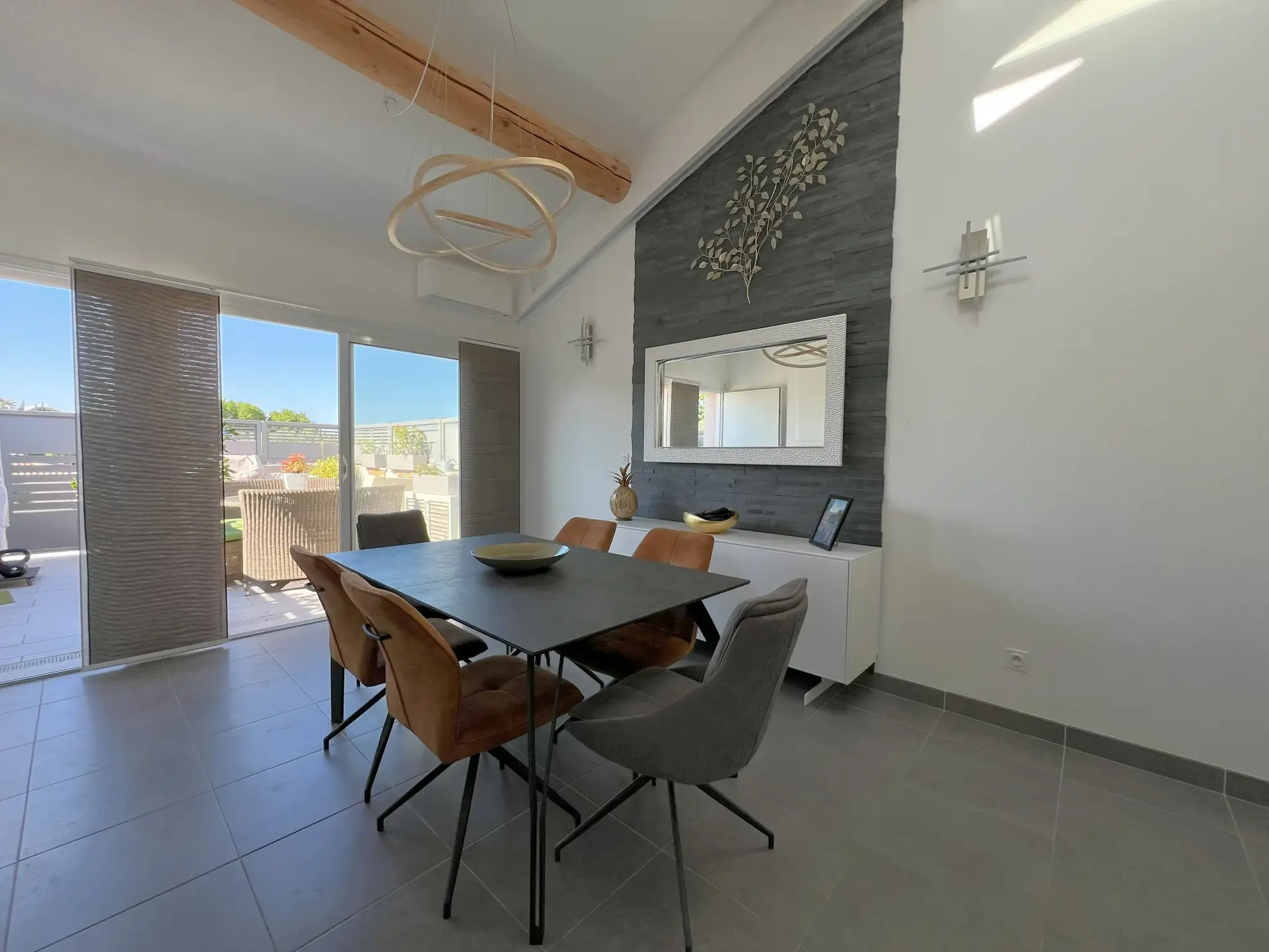 Appartement T3 duplex avec terrasse et stationnements au Cres 