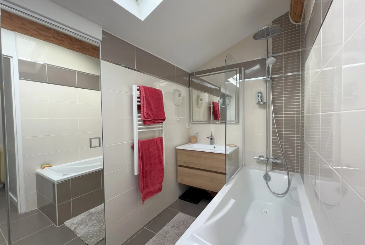 Appartement T3 duplex avec terrasse et stationnements au Cres 