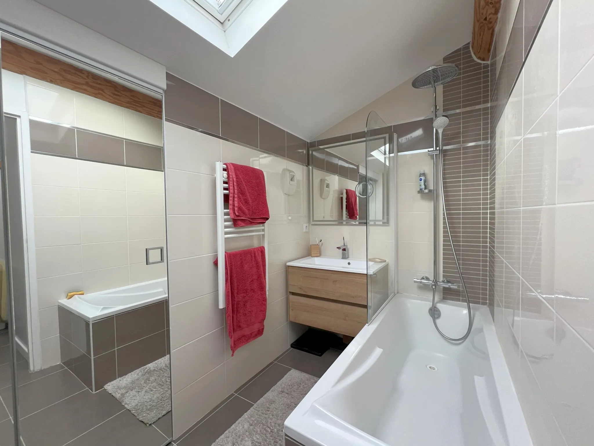 Appartement T3 duplex avec terrasse et stationnements au Cres 