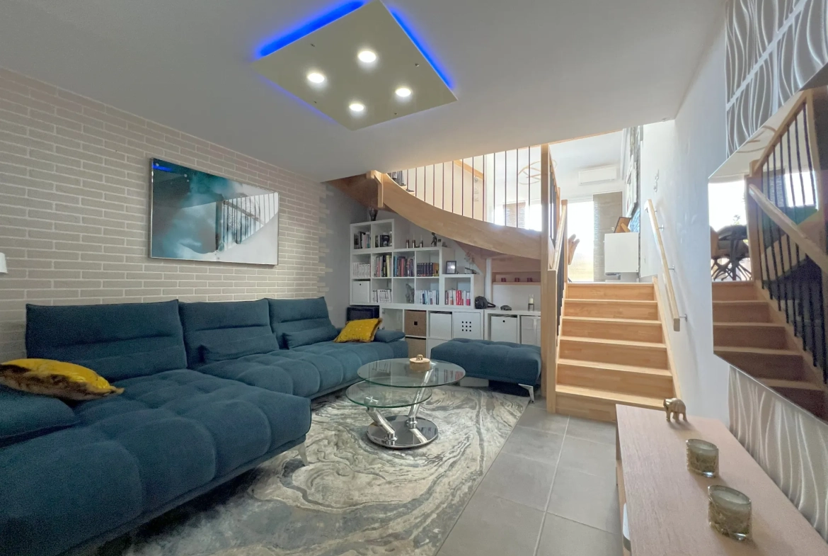 Appartement T3 duplex avec terrasse et stationnements au Cres 