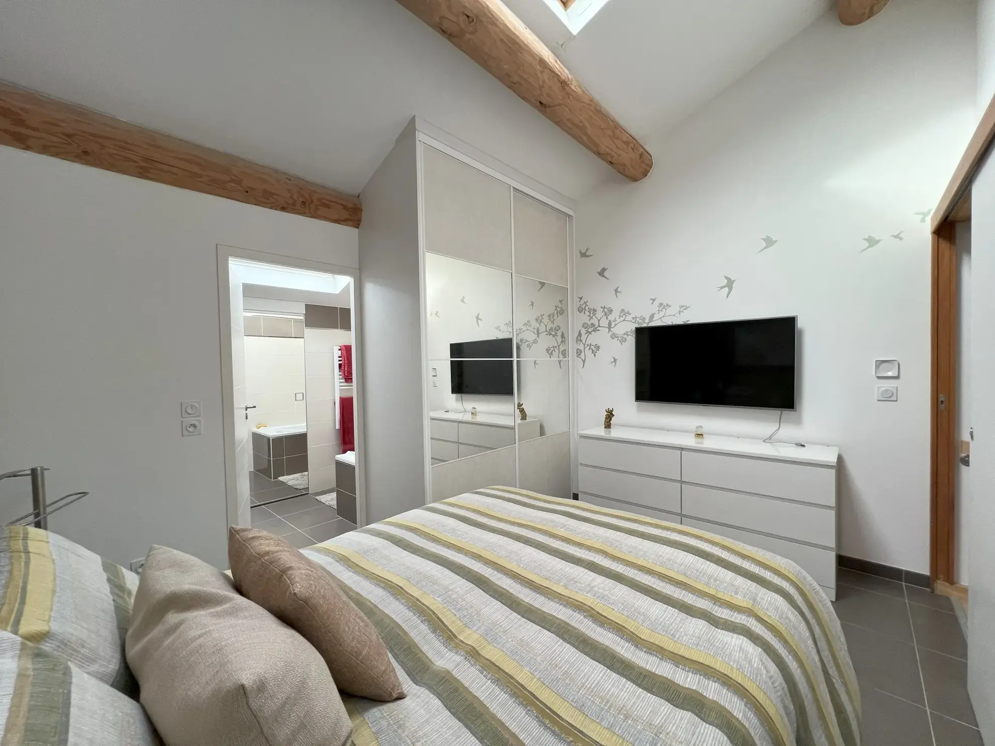 Appartement T3 duplex avec terrasse et stationnements au Cres 