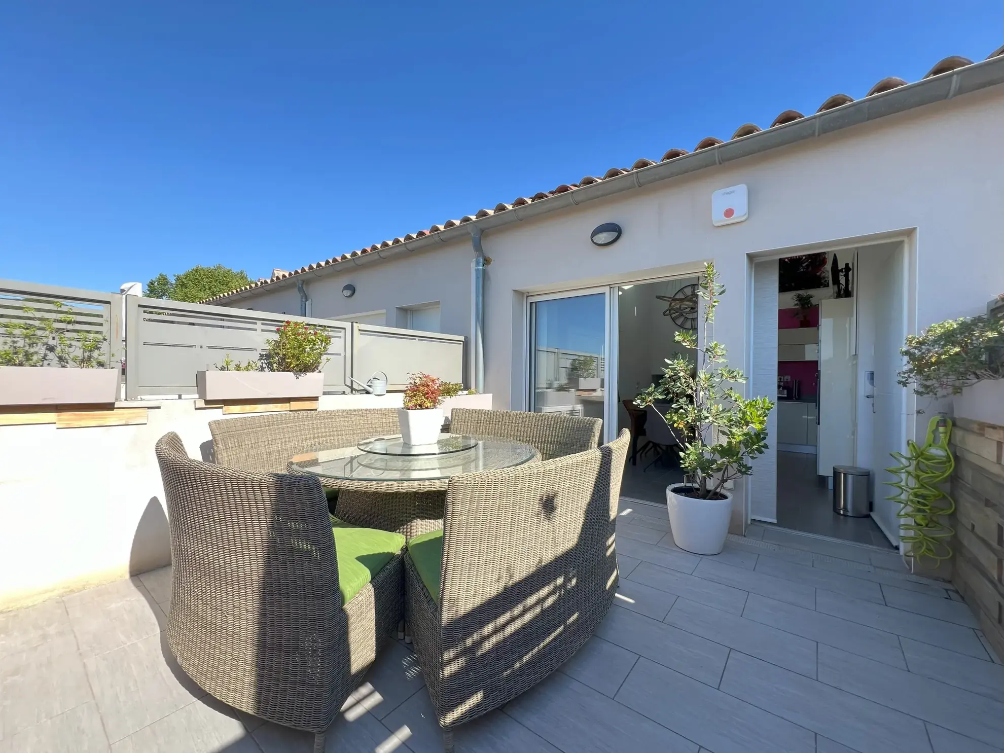 Appartement T3 duplex avec terrasse et stationnements au Cres 