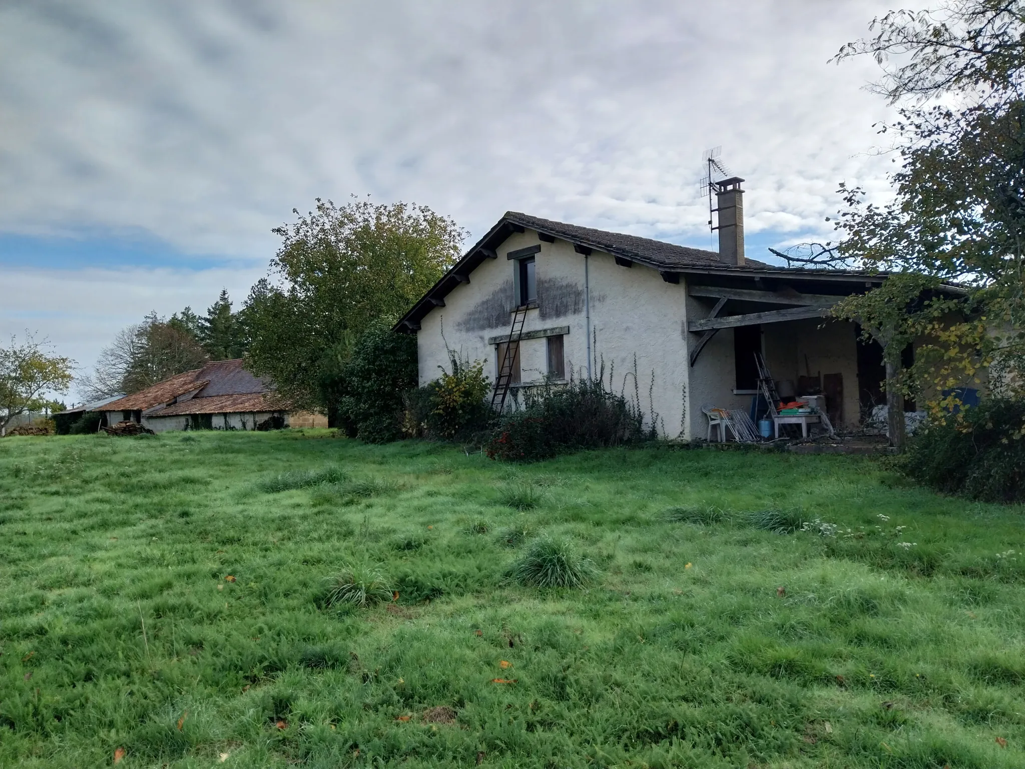 Magnifique ensemble immobilier avec maison et terrain de 2 hectares près de la forêt de la Double 