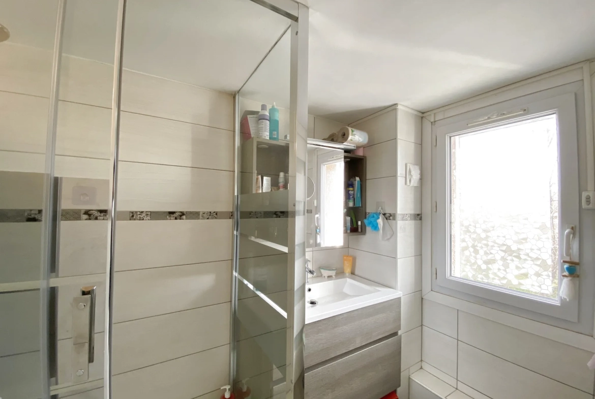 Appartement traversant lumineux avec mezzanine, terrasse et parking à Valras Plage 