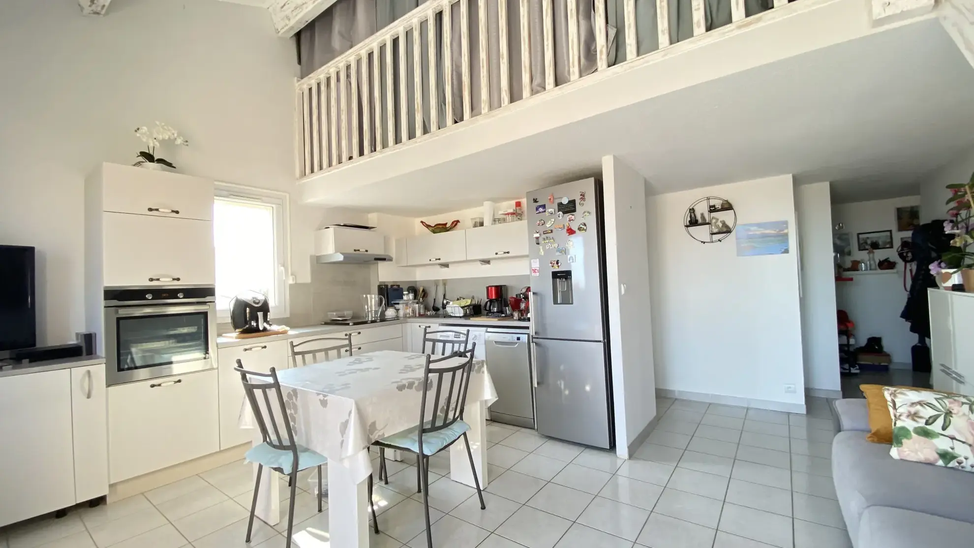 Appartement traversant lumineux avec mezzanine, terrasse et parking à Valras Plage 