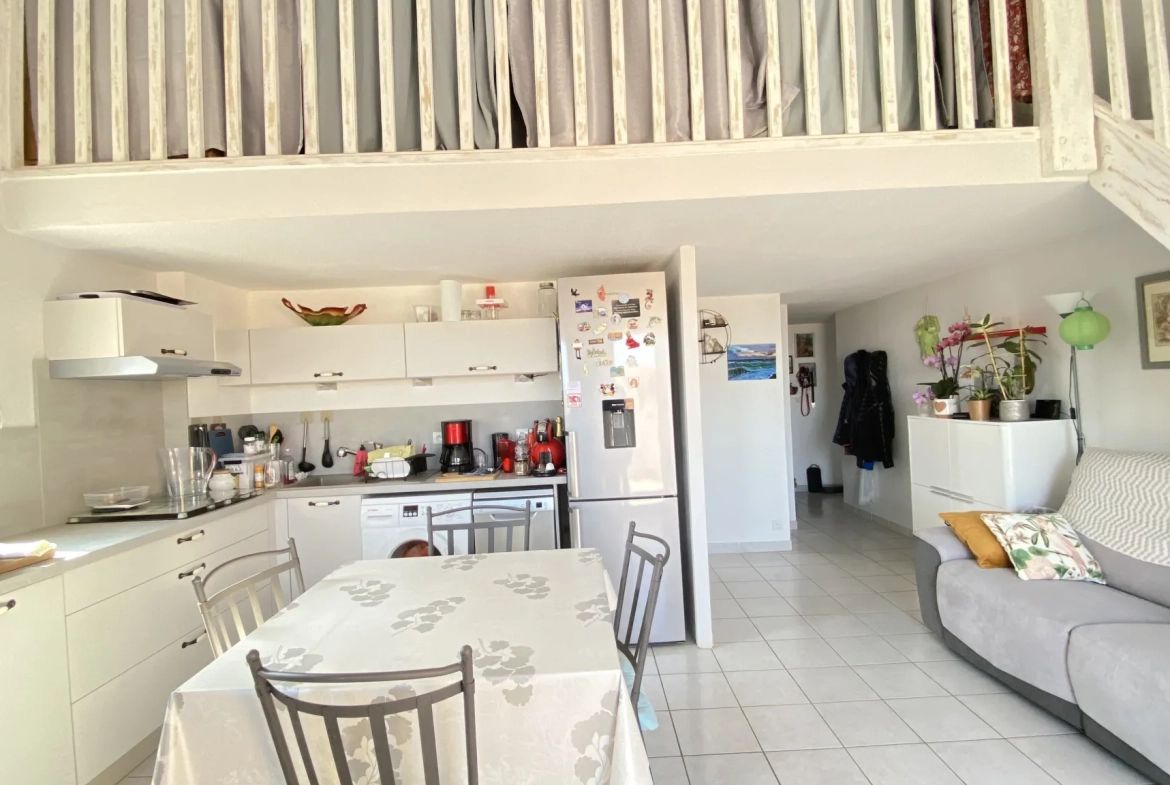 Appartement traversant lumineux avec mezzanine, terrasse et parking à Valras Plage 