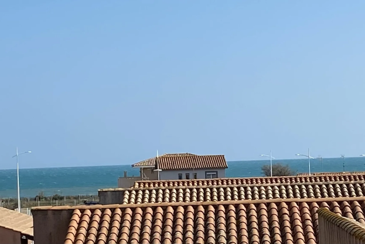 Appartement traversant lumineux avec mezzanine, terrasse et parking à Valras Plage 