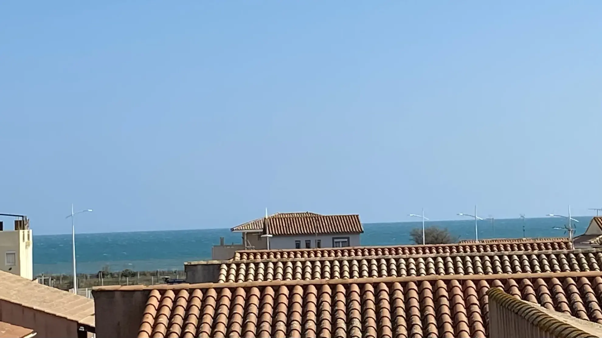 Appartement traversant lumineux avec mezzanine, terrasse et parking à Valras Plage 